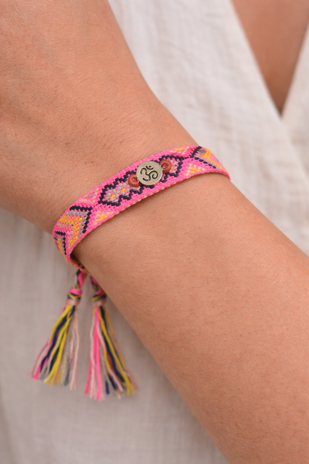 Om Sembollü Renkli Dokuma Bileklik – Ayarlanabilir Bohem Kadın Bileklik